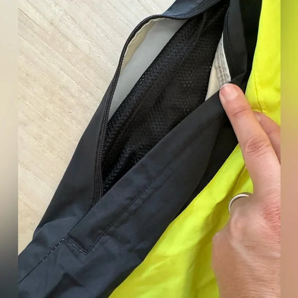 Altura Women’s waterproof high visibility/ night vision jacket. US Size 8 - Picture 4 of 6